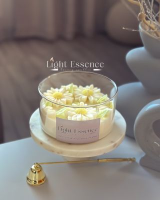 🕯️🌼Krásna jarná voňavá novinka🌼🕯️v podobe margarétiek v sklenej mise. Kvetinová sójová misa rozžiari interiér a dodá šmrnc...